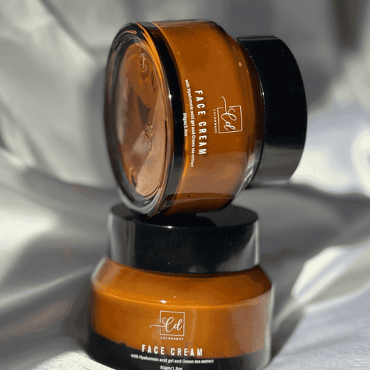 Face cream with hyaluronic acid gel and green tea extract